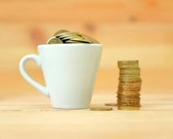 MONEDAS AGREGADAS A TAZA DE CAFE