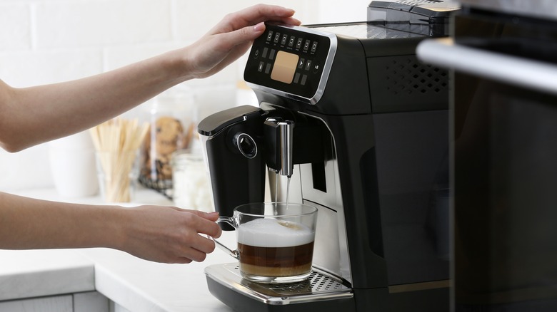 Inicio woman,using,modern,espresso,machine,for,making,coffee,with,milk